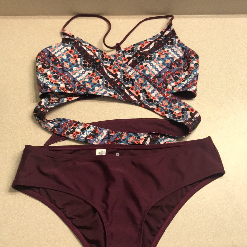 Athleta Twist Top Bikini with matching bottoms